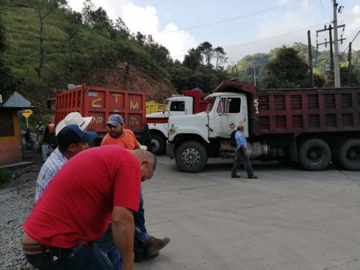 Transportistas de la minera Autlán bloquean la Pachuca-Huejutla