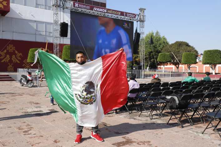 Poca afluencia en la pantalla gigante instalada en plaza Juárez 