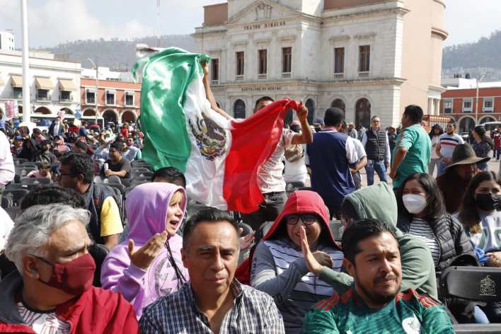 Poca afluencia en la pantalla gigante instalada en plaza Juárez 