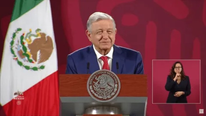 AMLO minimiza la marcha para defender al INE y dice que fue "striptease político"